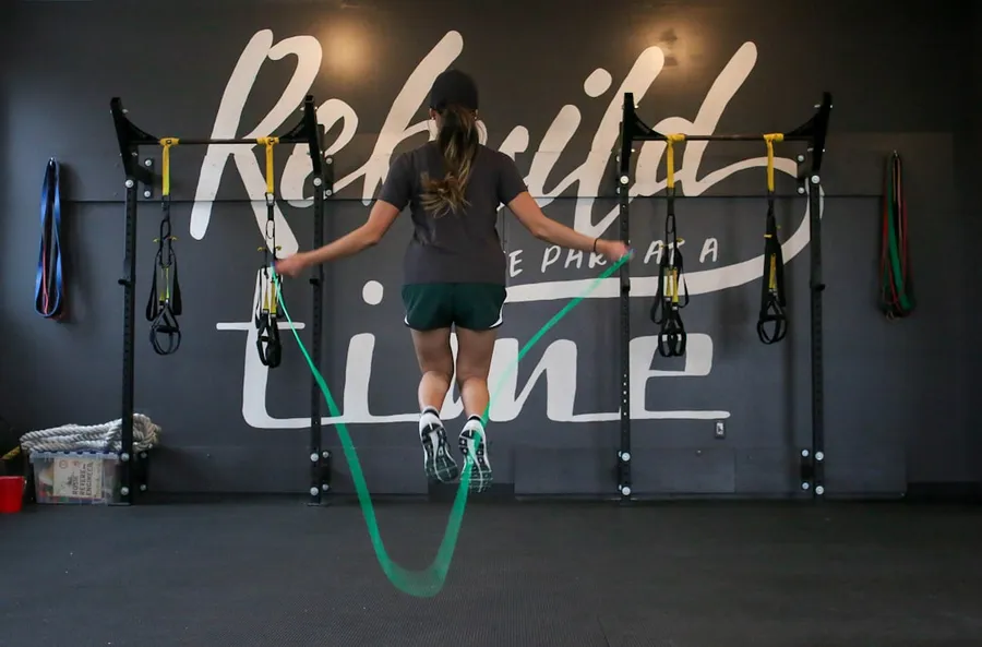Ilustrasi mimpi main tali — woman using jumping rope