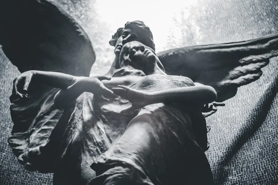 Ilustrasi mimpi malaikat — angel statue