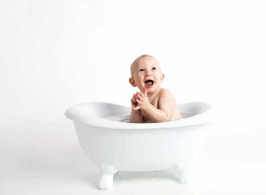 Ilustrasi mimpi mandikan anak — boy in bathtub bathing