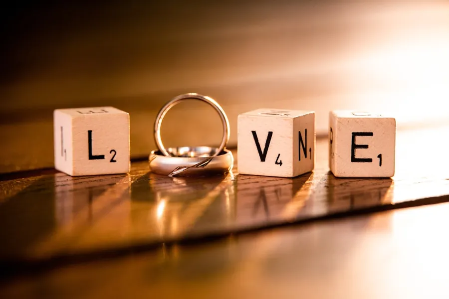 Ilustrasi mimpi mantan istri — silver ring on brown wooden table