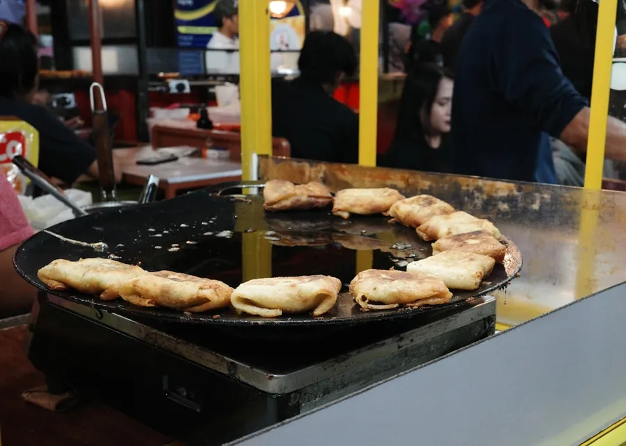 Ilustrasi mimpi martabak manis — Pancakes cooking in a large round pan