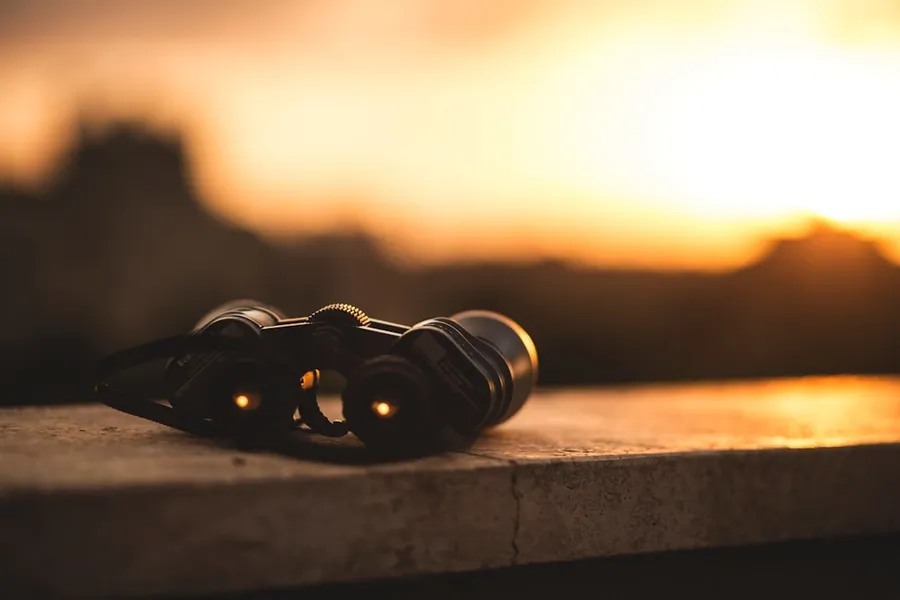 Ilustrasi mimpi mata mata — close-up selective focus photo of black binoculars