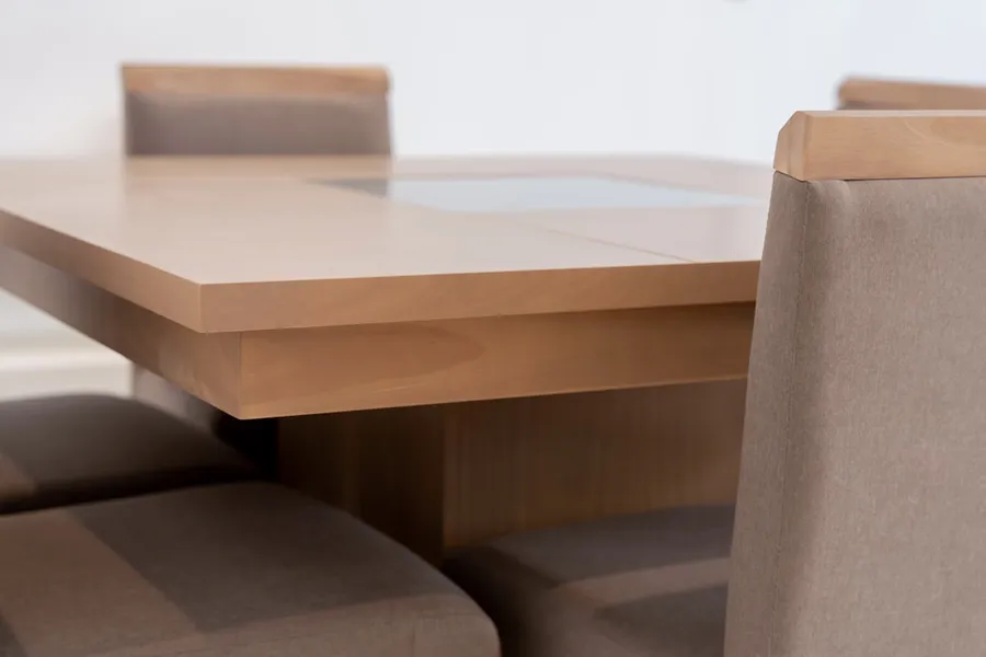 Ilustrasi mimpi meja makan — Modern dining table with upholstered chairs