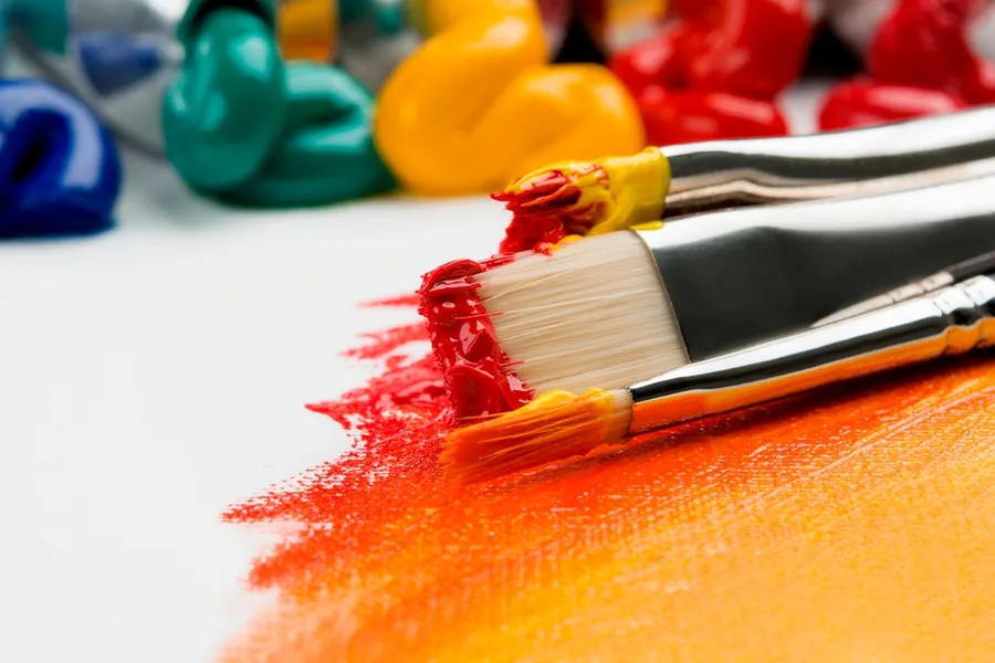Ilustrasi mimpi melukis — three silver paint brushes on white textile