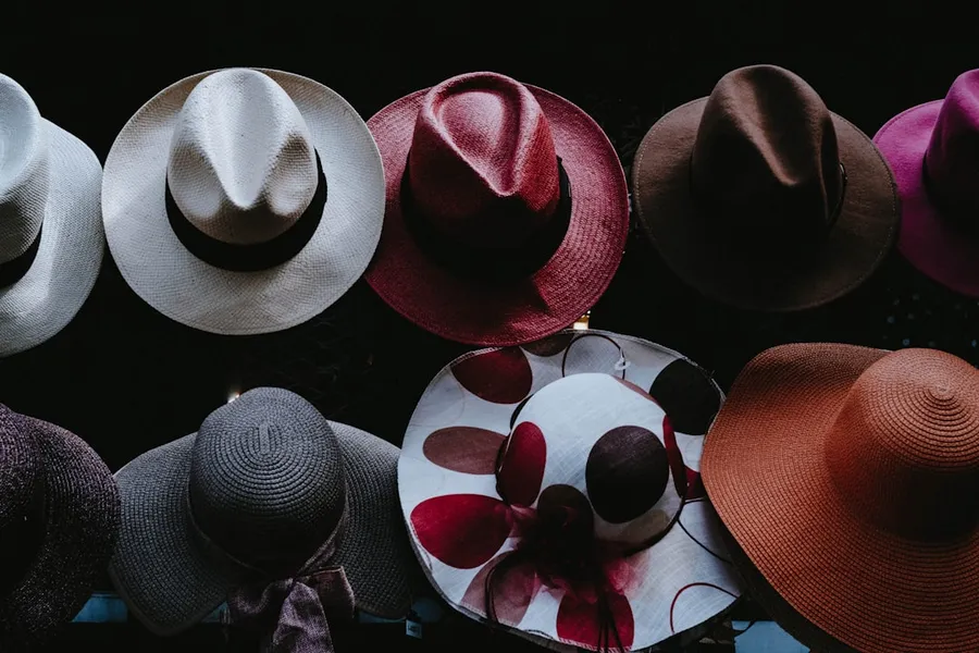 Ilustrasi mimpi memakai topi — assorted-color cowboy hat lot