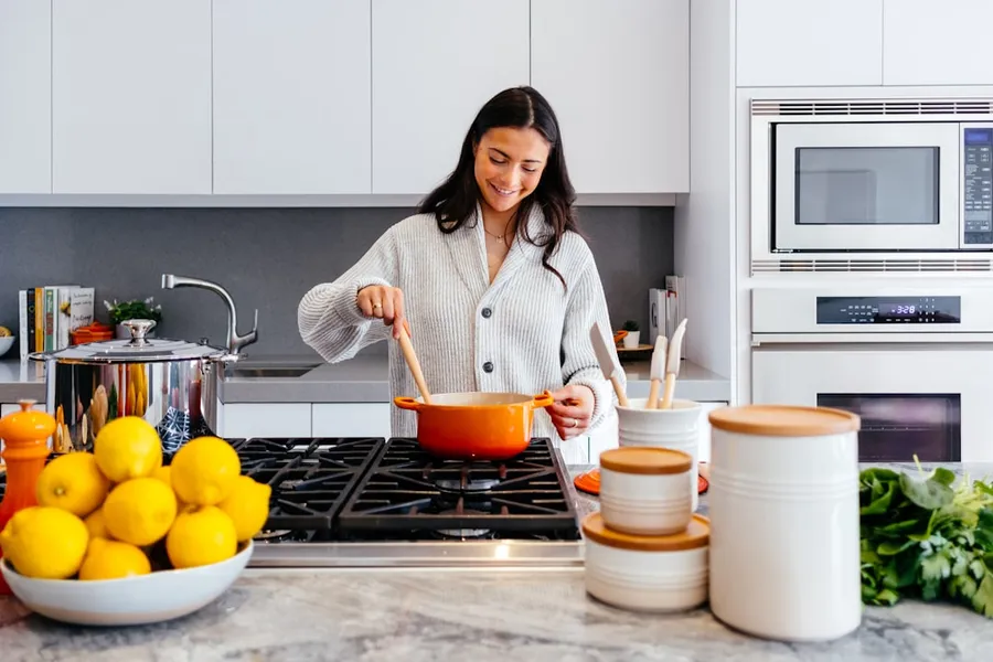 Ilustrasi mimpi memasak — woman cooking inside kitchen room