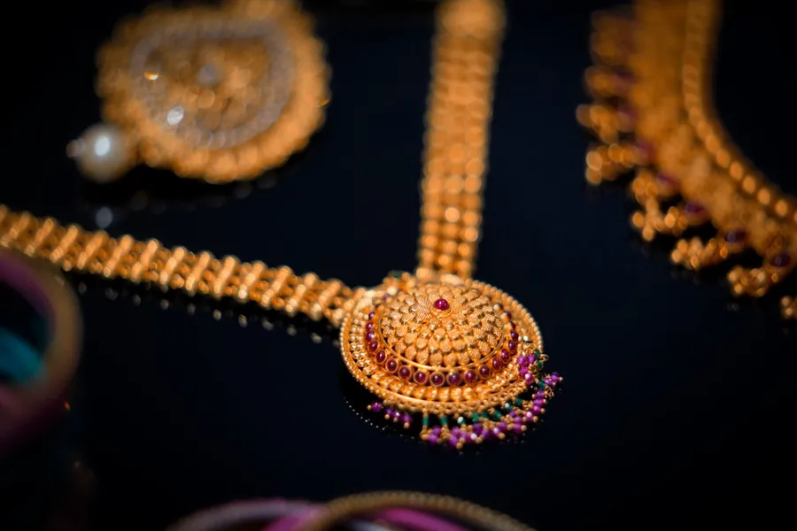 Ilustrasi mimpi membeli emas — gold and purple beaded necklace
