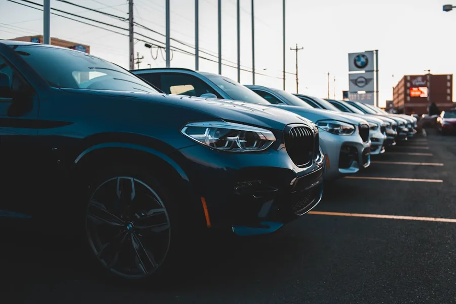 Ilustrasi mimpi membeli mobil — a row of cars parked in a parking lot