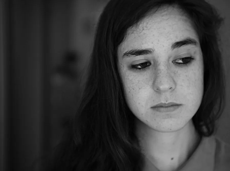 Ilustrasi mimpi menangis sedih — grayscale photo of woman wearing collared shirt