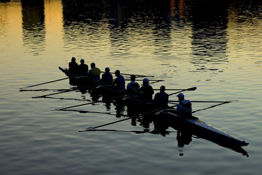 Ilustrasi mimpi mendayung — men rowing boat