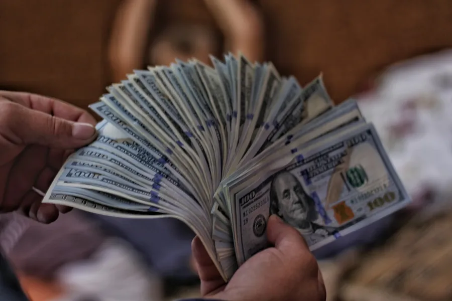 Ilustrasi mimpi menghitung uang — 100 US dollar banknotes