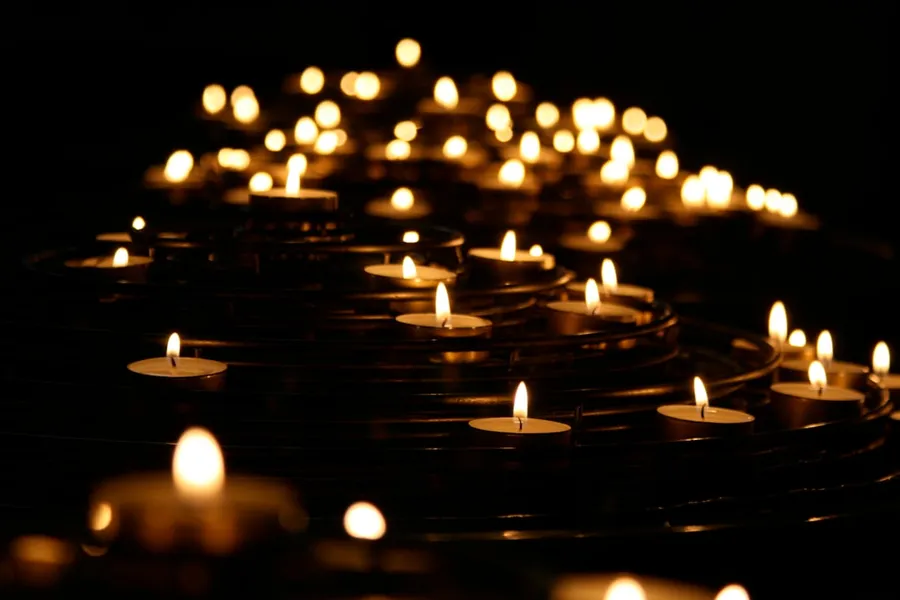Ilustrasi mimpi meninggal dunia — low-angle photo of lightened candles