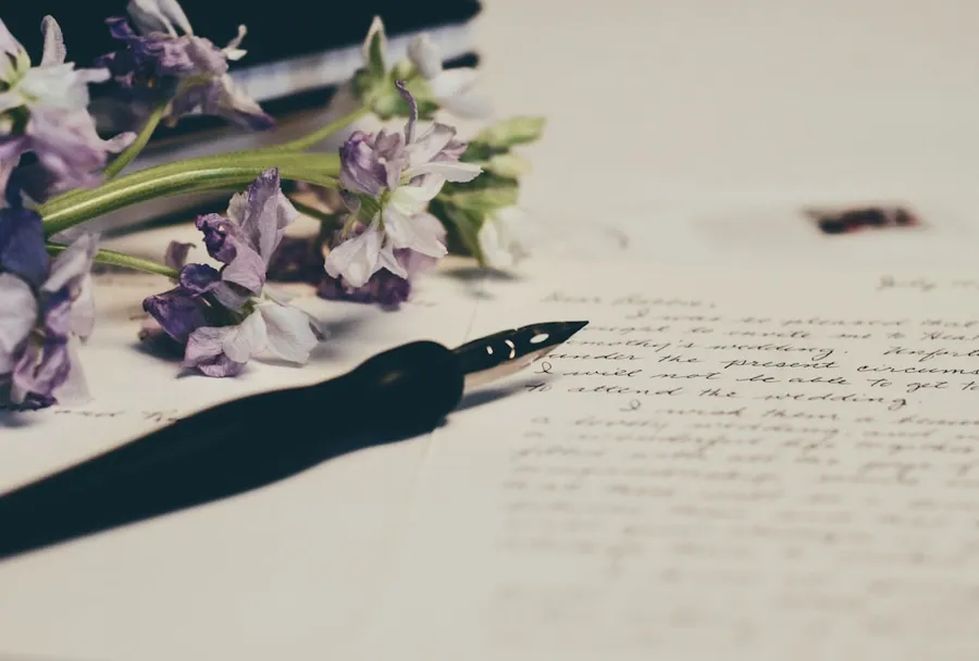 Ilustrasi mimpi menulis surat — purple flowers on paper