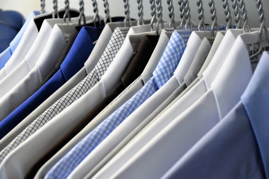 Ilustrasi mimpi menyetrika baju — hanged assorted-color dress shirts