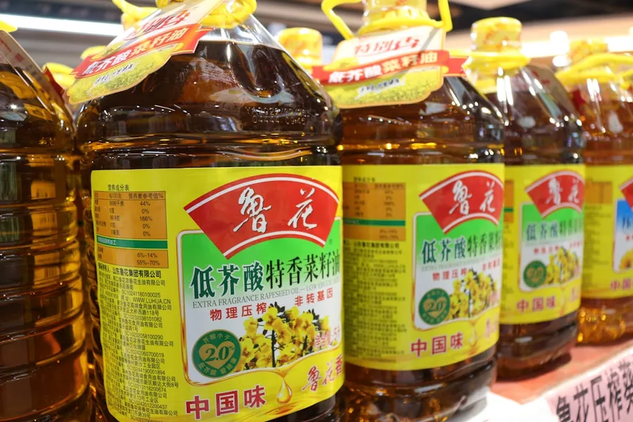 Ilustrasi mimpi minyak ikan — a row of bottles of honey sit on a shelf