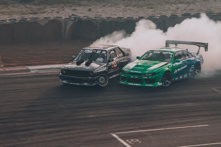 Ilustrasi mimpi mobil balap — racing black and green sports car