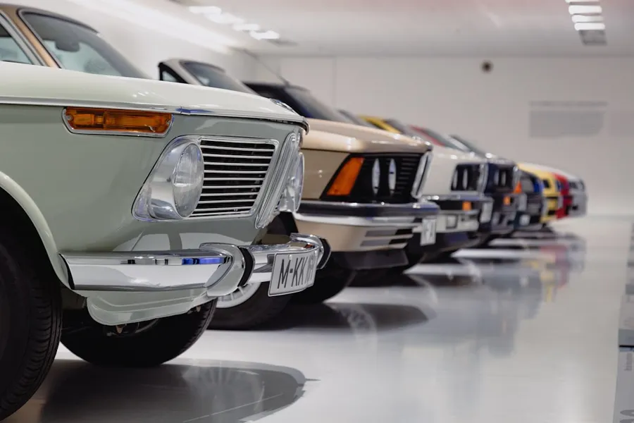 Ilustrasi mimpi mobil beriringan — selective focus photography of assorted-color vehicles