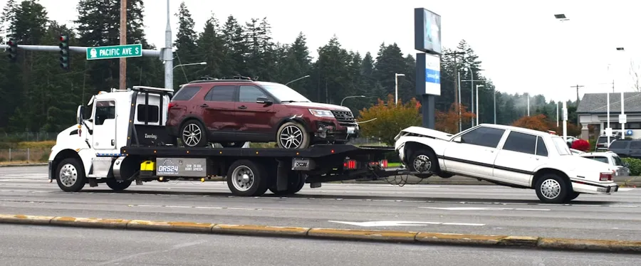 Ilustrasi mimpi mobil derek — A tow truck towing a car on a flatbed