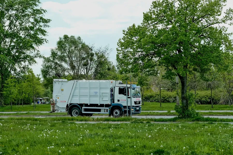 Ilustrasi mimpi mobil kotoran — a truck parked in a park