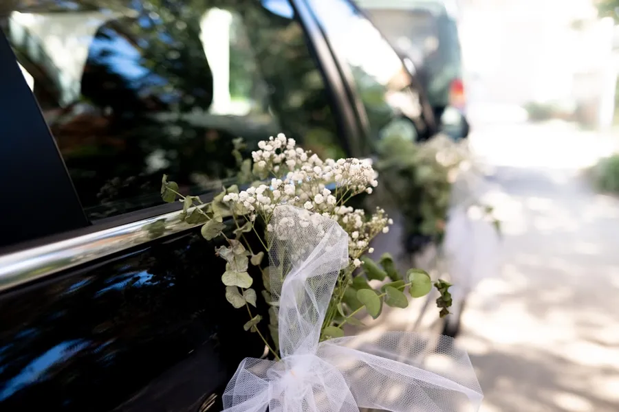 Ilustrasi mimpi mobil pangantin — A bouquet of flowers sitting on the back of a car