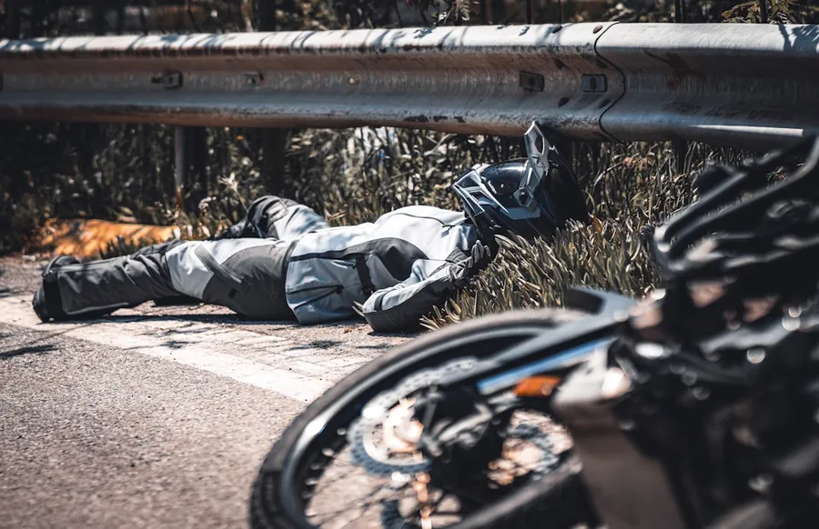 Ilustrasi mimpi motor terbalik — a person lying on a bench