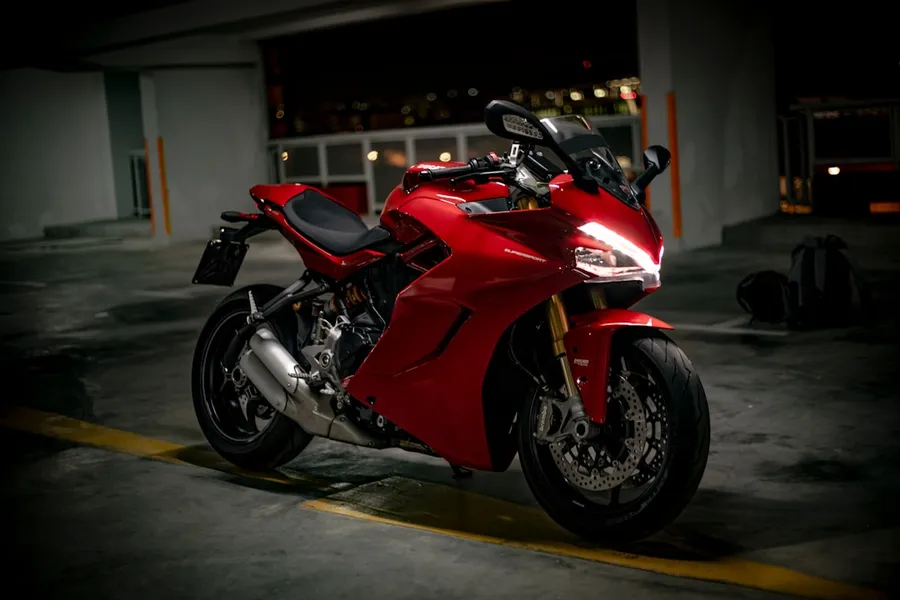 Ilustrasi mimpi motor — red and black sports bike