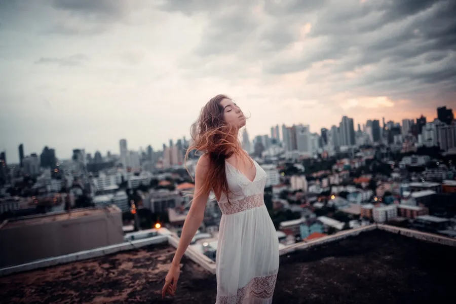 Ilustrasi mimpi muat orang — woman in white dress standing on brown soil during daytime