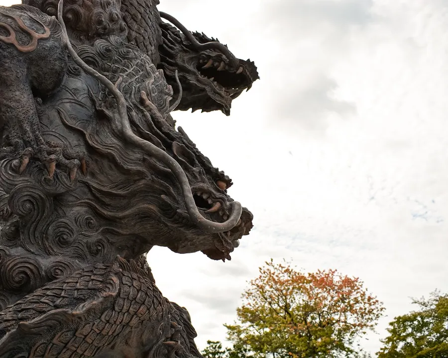 Ilustrasi mimpi naga hitam — a statue of a dragon