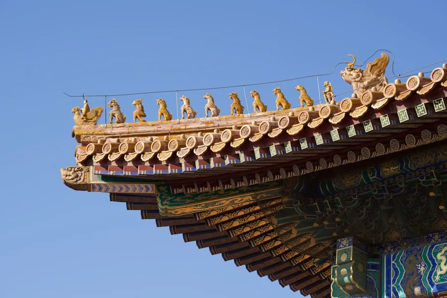 Ilustrasi mimpi naga kuning — Traditional chinese roof detail against clear blue sky