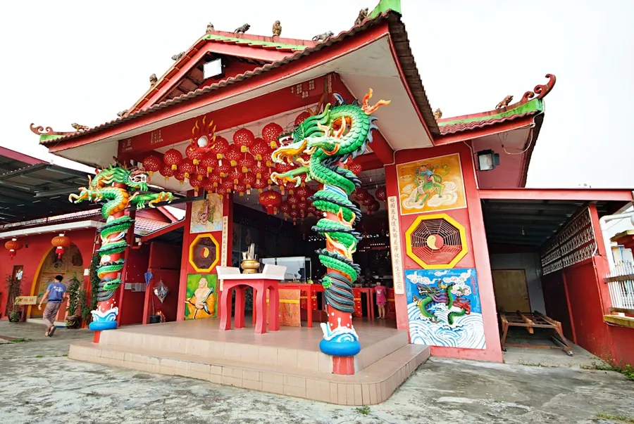 Ilustrasi mimpi naga merah — A vibrant red temple with dragon decorations