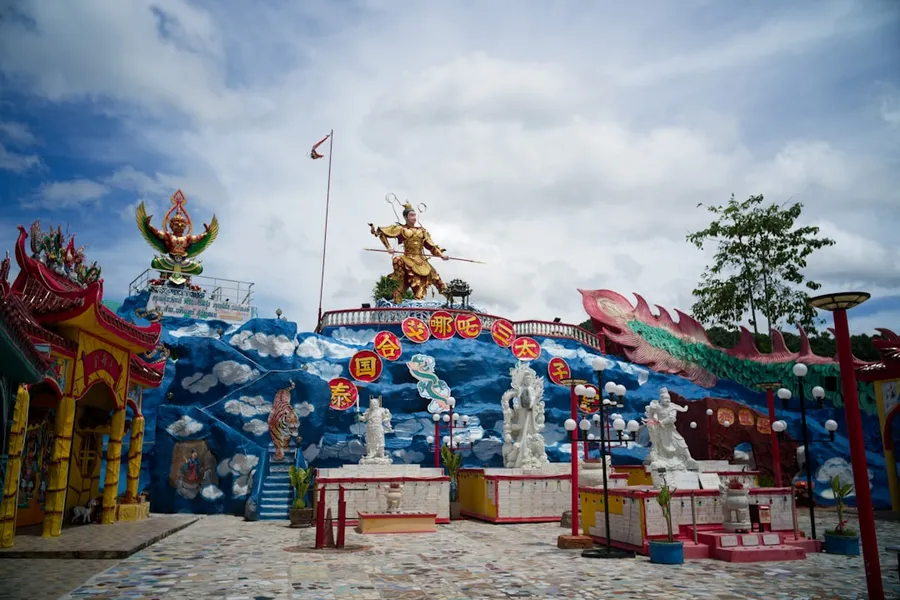 Ilustrasi mimpi naga putih — Ornate temple complex with statues and dragon decorations