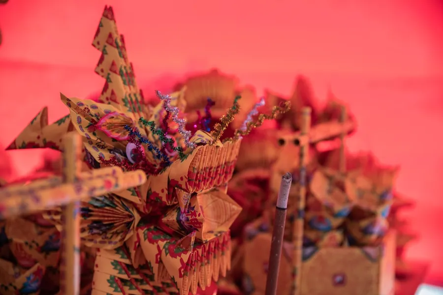 Ilustrasi mimpi narodo — A close up of a bunch of decorations on a table