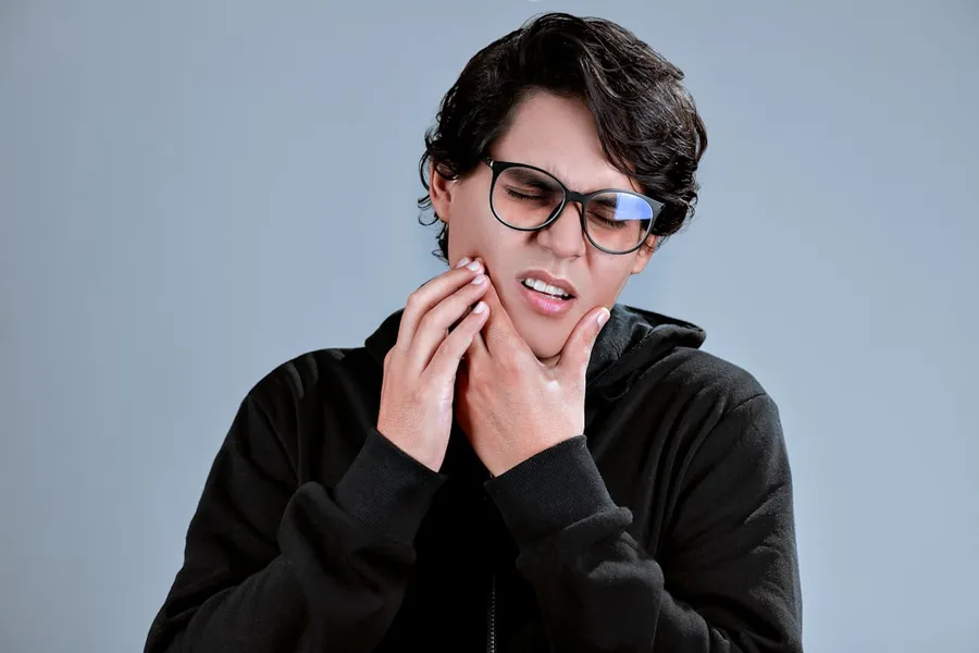 Ilustrasi mimpi obat gigi — woman in black framed eyeglasses and black long sleeve shirt