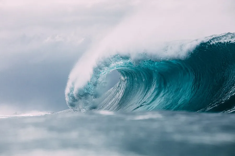 Ilustrasi mimpi ombak besar — white and blue ocean waves