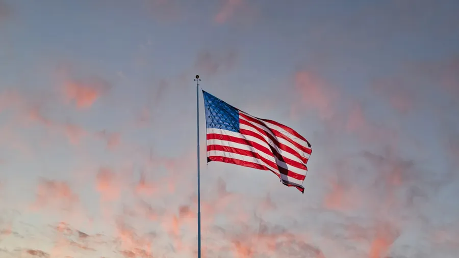 Ilustrasi mimpi orang amerika — us a flag on pole under cloudy sky
