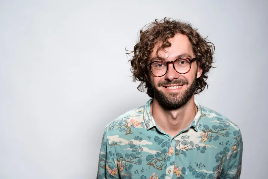 Ilustrasi mimpi orang asing — smiling man with glasses and beard portrait