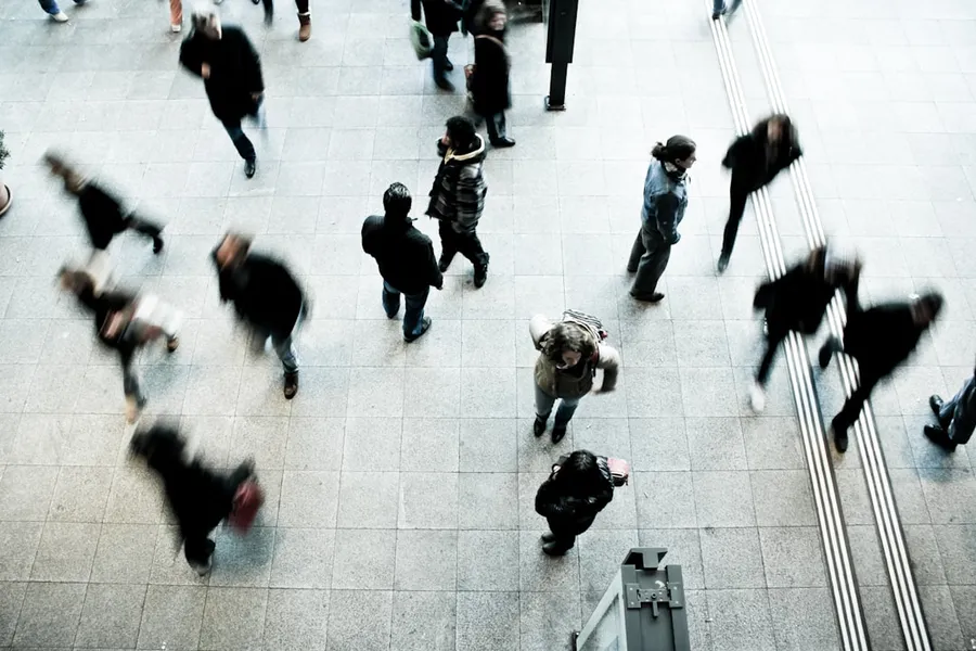 Ilustrasi mimpi orang gila — people walking on grey concrete floor during daytime
