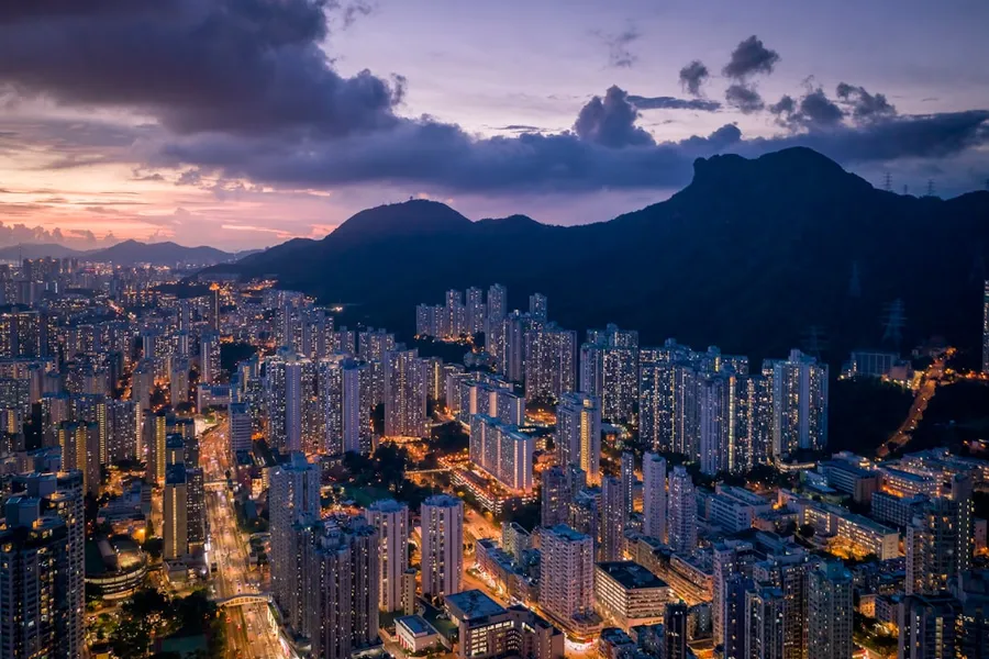 Ilustrasi mimpi orang hongkong — aerial view of city buildings during night time