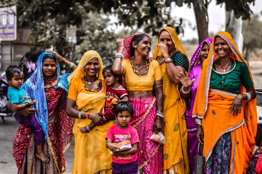 Ilustrasi mimpi orang india — group of people taking selfie