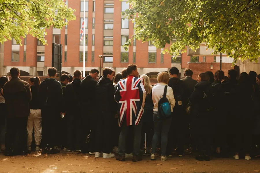 Ilustrasi mimpi orang inggris — a group of people standing outside
