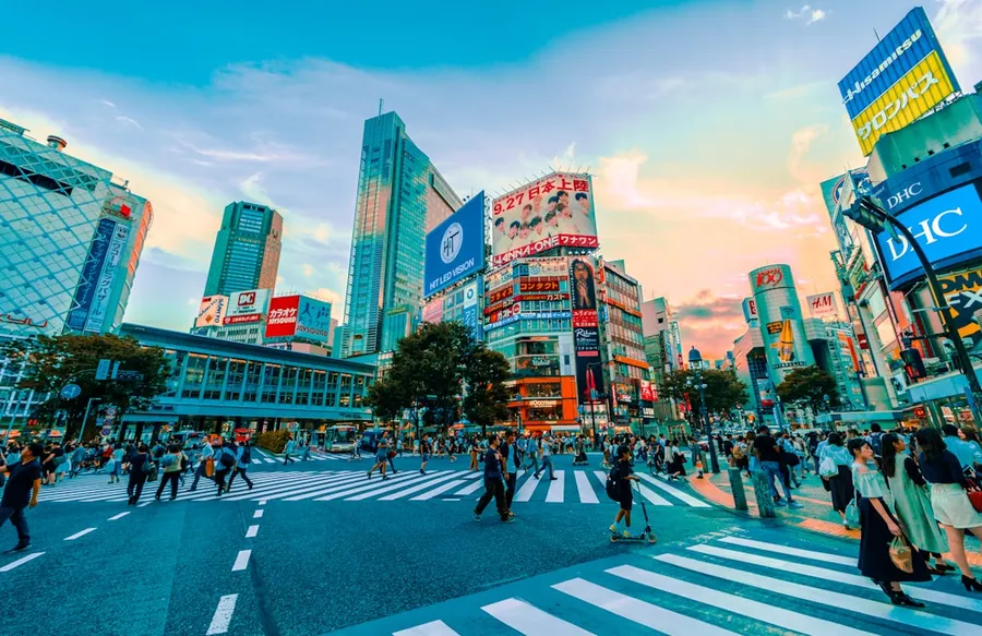 Ilustrasi mimpi orang jepang — people walking on street under cloudy sky