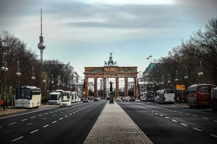 Ilustrasi mimpi orang jerman — brown concrete gateway during daytime