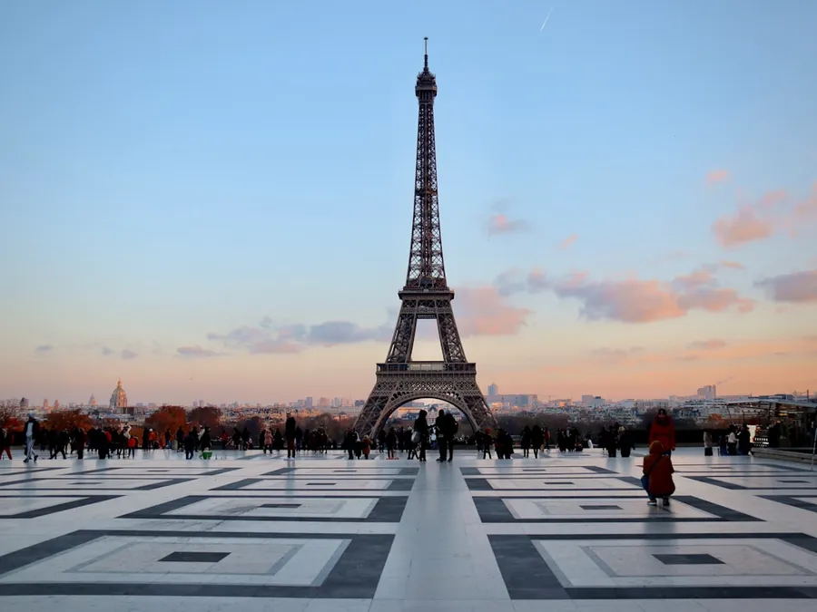 Ilustrasi mimpi orang perancis — eiffel tower in paris during sunset
