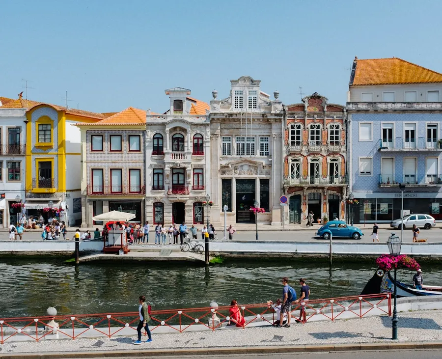 Ilustrasi mimpi orang portugis — group of people beside water