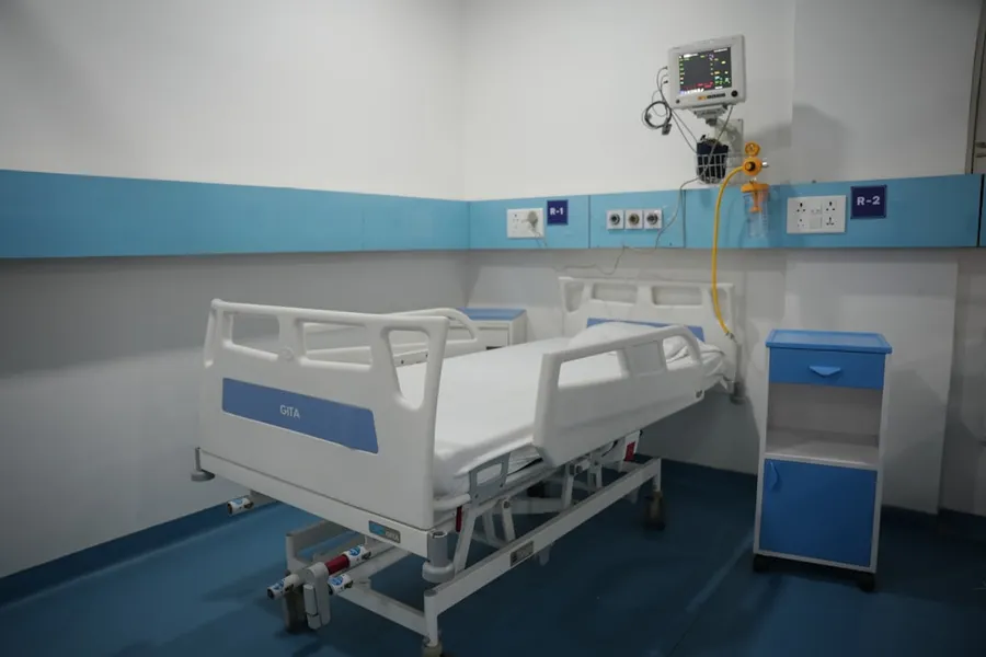 Ilustrasi mimpi orang sakit — A modern hospital room with an adjustable bed.