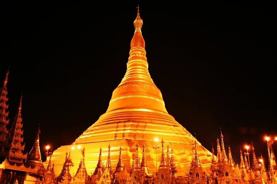Ilustrasi mimpi pagoda — grey concrete temple during nighttime