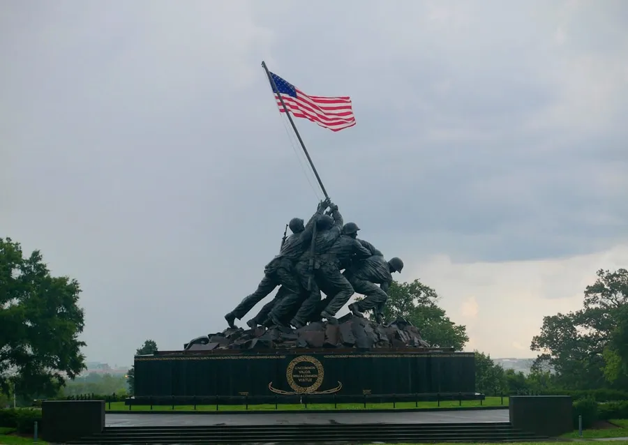 Ilustrasi mimpi pahlawan — Us marine corps war memorial with american flag