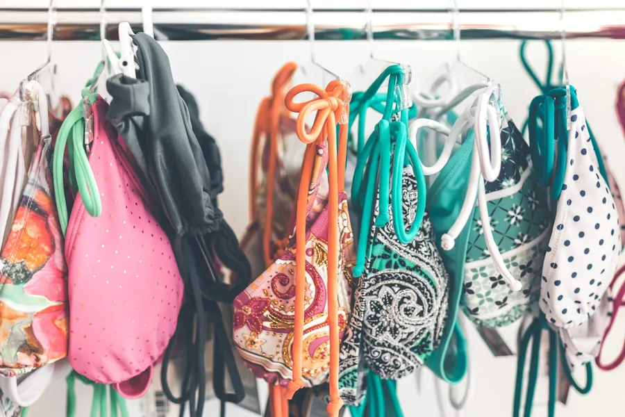 Ilustrasi mimpi pakaian renang — hanged bikinis
