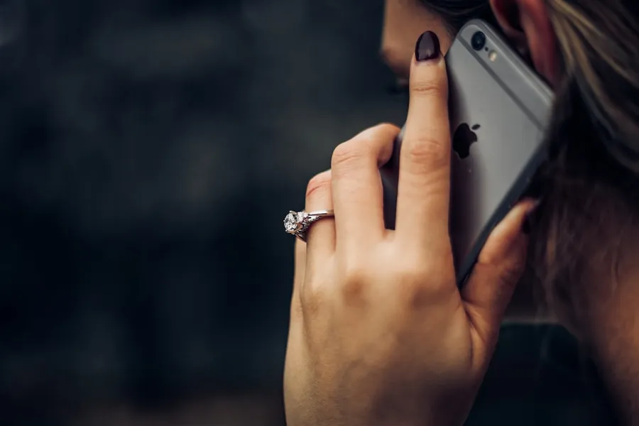 Ilustrasi mimpi panggil wanita — woman talking on the phone