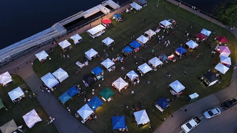 Ilustrasi mimpi pasar malam — An aerial view of a tent set up in a parking lot